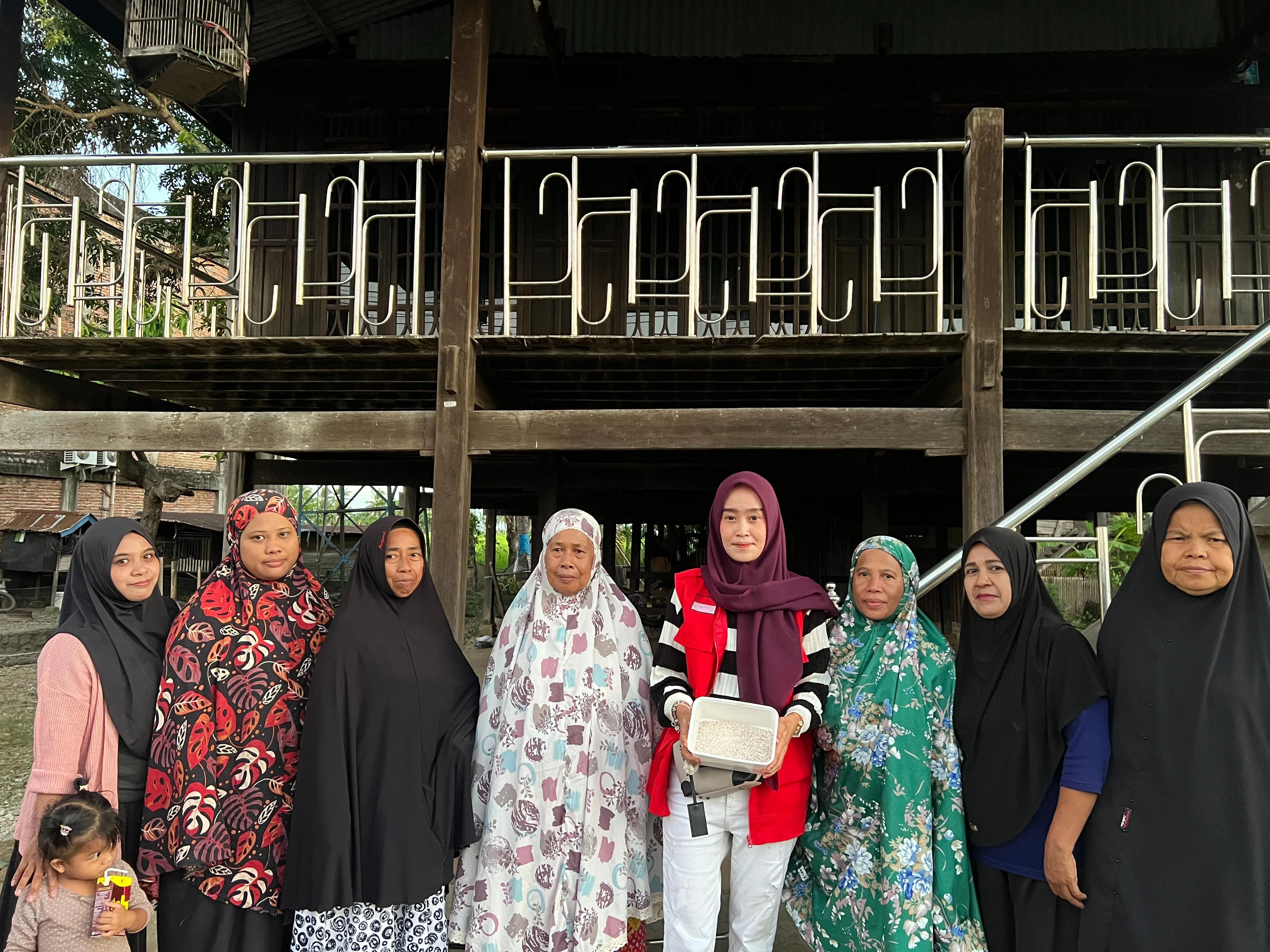 Mahasiswa KKN 114 Fakultas Peternakan Universitas Hasanuddin bersama masyarakat Desa Bulo, Kecamatan Panca Rijang, Kabupaten Sidenreng Rappang, memperkenalkan inovasi pemanfaatan limbah cangkang telur sebagai sumber kalsium untuk pupuk organik tanaman. Program ini disambut antusias oleh warga, yang kini belajar mengolah cangkang telur menjadi serbuk kalsium ramah lingkungan. Inisiatif sederhana namun berdampak besar ini diharapkan mampu mengurangi sampah rumah tangga sekaligus meningkatkan produktivitas pertanian desa.